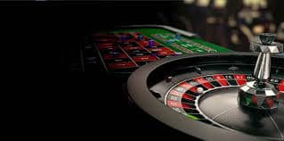 Live Casino Baccarat ဒိုင်မှ လိုက်ကစားနေသောမြင်ကွင်း